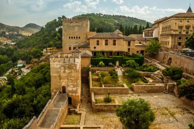 İspanya 'nın Granada kentindeki Alhambra tahkimatından bir manzara.