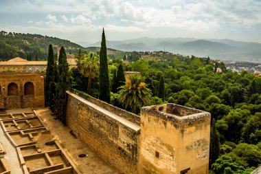 Granada, İspanya 'da yaz aylarında Sierra Nevada dağlarına doğru bir panorama manzarası