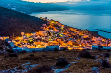 Castell de Ferro, İspanya yazın güneş doğmadan hemen önce şehre bakan kaleden görüldü.