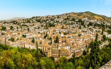 İspanya 'nın Granada kentindeki Albaicin bölgesinin bir panorama manzarası