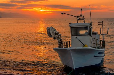 Yazın İspanya 'nın Castell de Ferro plajından gün doğumu izleniyor.