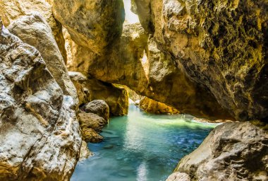 İspanya 'nın Sierra Nevada dağlarındaki Monachil nehrinin nehir yatağı manzarası