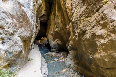 Monachil nehrinin Sierra Nevada dağlarındaki bir tünele girdiği görüntüler, İspanya 'nın yaz aylarında