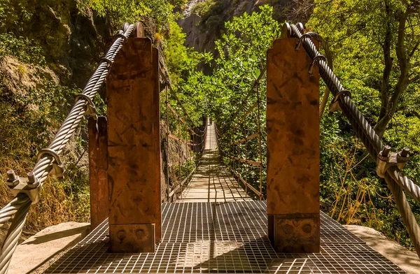 Los Cahorros üzerinde bir ip köprü manzarası. İspanya 'nın Sierra Nevada dağlarındaki Monachil nehri üzerinde yürüyor.