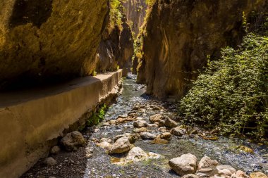 İspanya 'nın Sierra Nevada dağlarındaki Monachil nehrinin yanındaki patikanın manzarası.