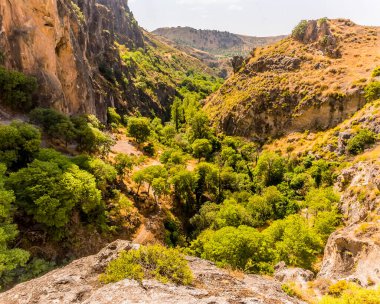 İspanya 'nın Sierra Nevada dağlarındaki Monachil nehrinin üzerindeki vadi.