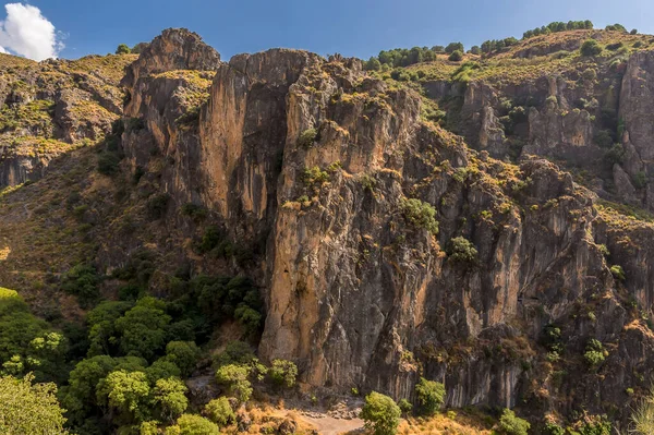 夏にスペインのシエラネバダ山脈のMonachil川の峡谷を過ぎての眺め — ストック写真