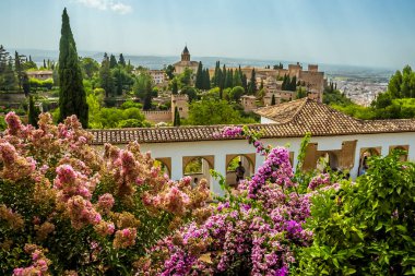 Yaz mevsiminde Granada şehri ile Alhambra bölgesinin üst düzey manzarası