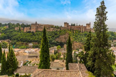 Granada 'nın Albaicin bölgesinin çatılarından Alhambra Sarayı ve Sierra Nevada dağlarına doğru bir manzara.