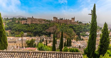 Saint Nicholas Plaza 'dan Granada' nın Albaicin ilçesinin çatısından Alhambra Sarayı 'na ve Sierra Nevada dağlarına bakan bir manzara.