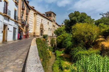 Yaz mevsiminde Granada 'nın Albaisin ilçesindeki Darro Nehri üzerinde bir manzara