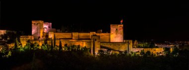 Aziz Nicholas Meydanı, Granada, İspanya 'dan geceleri Alhambra bölgesine doğru bir manzara.