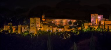 Saint Nicholas Meydanı, Granada, İspanya 'dan geceleri Alhambra bölgesinin merkezine doğru bir manzara