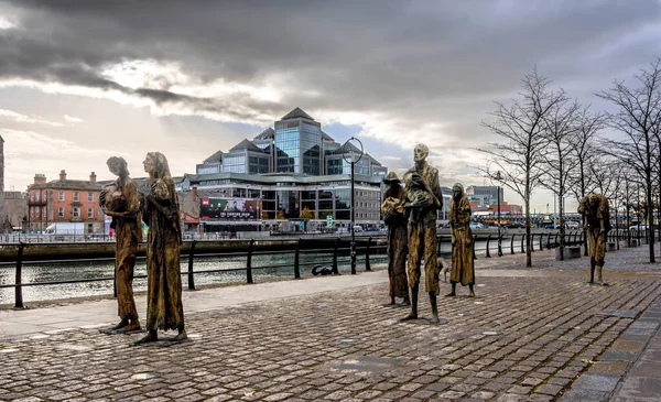 Liffey 'in aşağısında Dublin, İrlanda' nın merkez ticaret bölgesine doğru bir manzara.