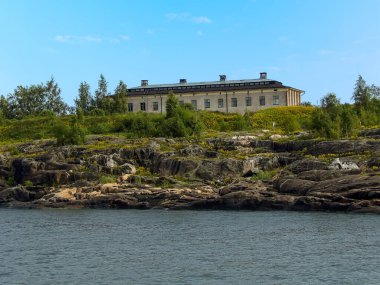 Güney limanından Finlandiya 'nın başkenti Helsinki civarındaki bir adaya doğru bir manzara.