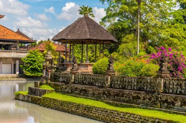 Mengwi, Bali, Asya 'daki Pura Taman Ayun tapınağındaki bir bahçe köşkü manzarası