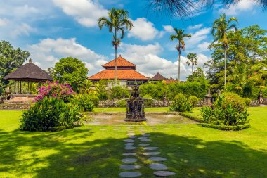 Mengwi, Bali, Asya 'daki Pura Taman Ayun tapınağındaki çeşmeye doğru bir manzara.