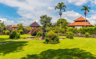 Mengwi, Bali, Asya 'daki Pura Taman Ayun tapınağındaki bahçeler boyunca bir manzara