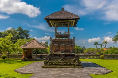 Mengwi, Bali, Asya 'daki Pura Taman Ayun tapınağının üst katındaki bahçe köşküne doğru bir manzara