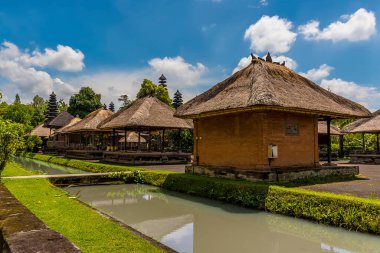 Mengwi, Bali, Asya 'daki Pura Taman Ayun tapınağının ana mabedine bakan bir manzara.