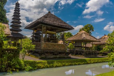 Mengwi, Bali, Asya 'daki Pura Taman Ayun tapınağının ana mabedindeki köşk ve Meru kulelerinin manzarası