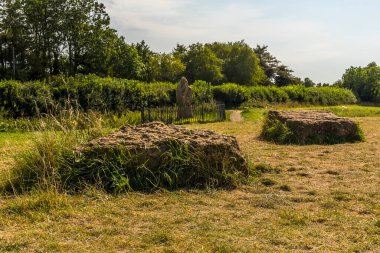 Yazın İngiltere 'nin Cotswold tepelerindeki neolitik taşların arasından bir manzara