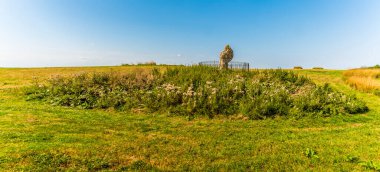 Yazın İngiltere 'nin Cotswold tepelerindeki neolitik taşların arasından manzara