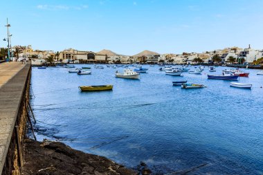 Güneşli bir öğleden sonra Lanzarote, Arrecife 'deki Charco de San Gines gölünde demirlemiş teknelerin gezinti güvertesinden bir manzara.
