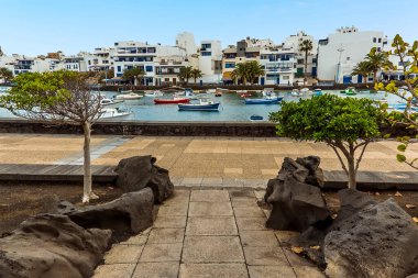 Güneşli bir öğleden sonra Lanzarote, Arrecife 'deki Charco de San Gines gölünde demirlemiş küçük bir tekne parkının manzarası.