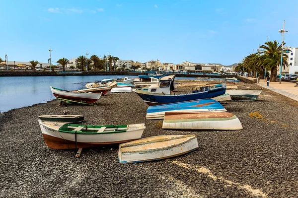 Güneşli bir öğleden sonra Arrecife, Lanzarote 'de Charco de San Gines' in dış gölünde kayıklar kıyıya vurdu.