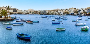 Güneşli bir öğleden sonra Lanzarote, Arrecife 'deki Charco de San Gines gölünde demirlemiş küçük teknelerin manzarası.
