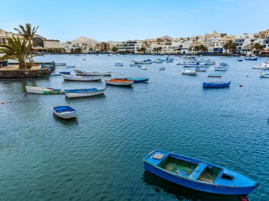 Güneşli bir öğleden sonra Arrecife, Lanzarote 'deki Charco de San Gines gölünde demirlemiş teknelerin manzarası.