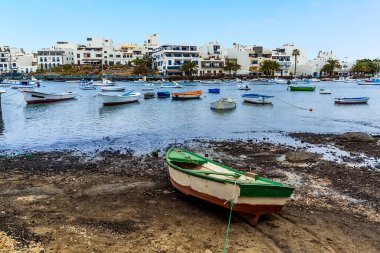 Güneşli bir öğleden sonra Arrecife, Lanzarote 'deki Charco de San Gines gölünde demirlemiş küçük teknelerin manzarası.