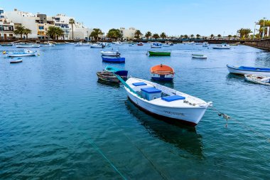 Güneşli bir öğleden sonra Arrecife, Lanzarote 'deki Charco de San Gines gölünde demirlemiş küçük teknelerin manzarası.