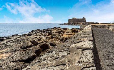 Güneşli bir öğleden sonra Lanzarote, Arrecife 'deki İngilizlerin adasına giden yol boyunca bir manzara.