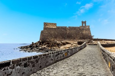 Güneşli bir öğleden sonra Lanzarote, Arrecife 'deki Aziz Gabriel Kalesi manzarası.