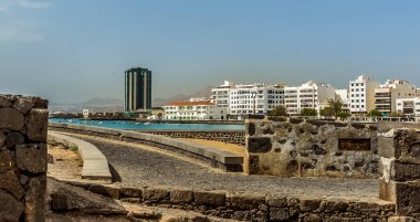 Güneşli bir öğleden sonra Arrecife, Lanzarote 'nin batı kıyısı ve geçidi manzarası