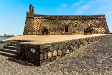 Lanzarote, Arrecife 'deki Aziz Gabriel Şatosu' na doğru güneşli bir öğleden sonra İngiliz adası manzarası.