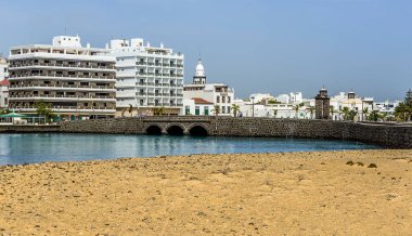 Arrecife, Lanzarote sahilinin karşısından güneşli bir öğleden sonra geçide ve kıyıya doğru bir manzara.