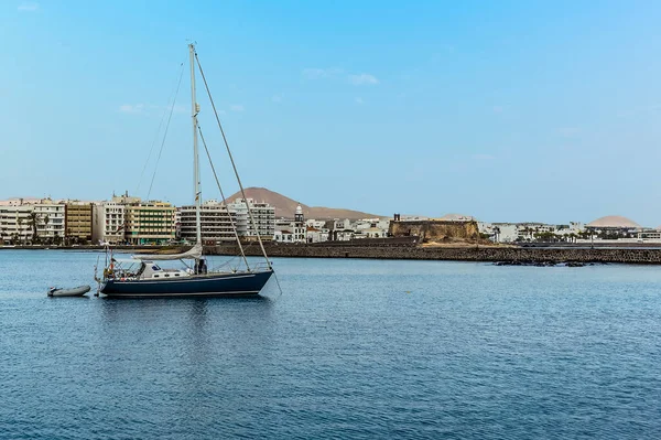 Une Vue Sur Baie Arrecife Lanzarote Vers Chaussée Rivage Par — Photo