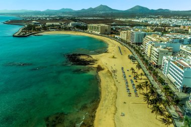 Güneşli bir öğleden sonra Lanzarote, Arrecife 'deki Reducto plajının hava görüntüsü.