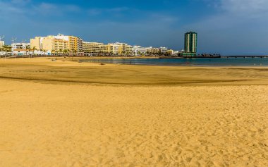 Güneşli bir öğleden sonra Lanzarote, Arrecife 'deki Reducto plajı boyunca bir manzara.