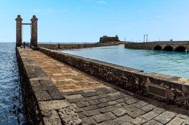 Güneşli bir öğleden sonra Lanzarote, Arrecife 'deki İngiliz ve Aziz Gabriel Şatosu' na uzanan ikiz geçitler.