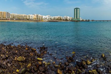 Güneşli bir öğleden sonra Arrecife, Lanzarote 'deki Reducto Körfezi' nin karşısındaki Kaktüs parkından bir manzara.