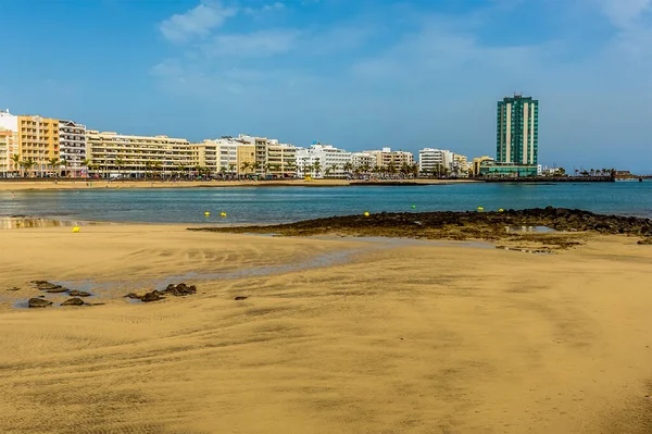 Güneşli bir öğleden sonra Lanzarote, Arrecife 'deki Reducto plajında bir manzara.