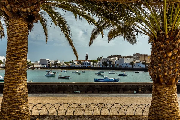 Une Vue Entre Deux Palmiers Petits Bateaux Amarrés Dans Lagune — Photo