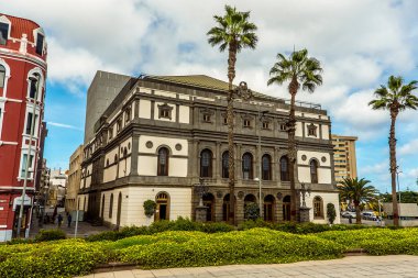 Güneşli bir günde Las Palmas, Gran Canaria 'daki Calvo Sotelo yolunun karşısından bir manzara