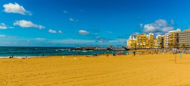 Güneşli bir günde Las Palmas, Gran Canaria 'daki ana plajın karşısından bir manzara