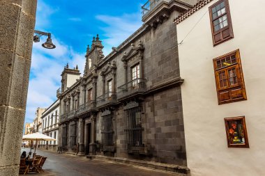 Güneşli bir günde San Christobal de La Laguna, Tenerife 'de Saint Agustin Caddesi' nin ortasında bir manzara