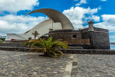 Güneşli bir günde Tenerife, Santa Cruz 'daki Deniz Parkı' ndan Juan Bautista Kalesi 'ne doğru bir manzara.